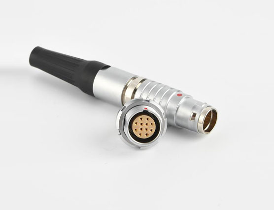 開板尺寸對航空連接器的性能有何影響？